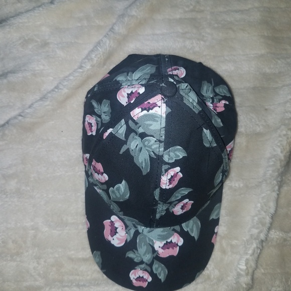 Black hat with flowers - Picture 6 of 6